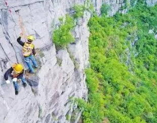 捅山工百米高空作業(yè)，為保障山下列車通行安全